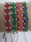 Pulseira macrame com contas lateral