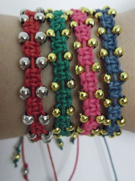 Pulseira macrame com contas lateral